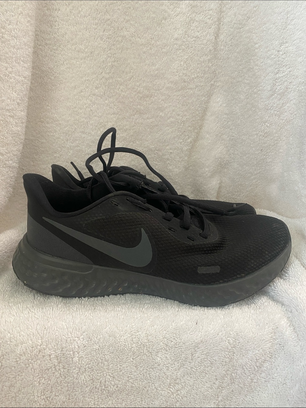 Nike Men’s Black Athletic Running Shoes with Gray Swoosh